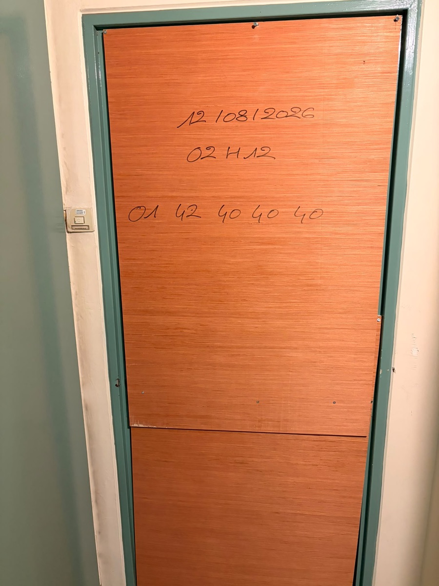 Condamnation provisoire de porte réalisée de nuit avec panneau de contreplaqué